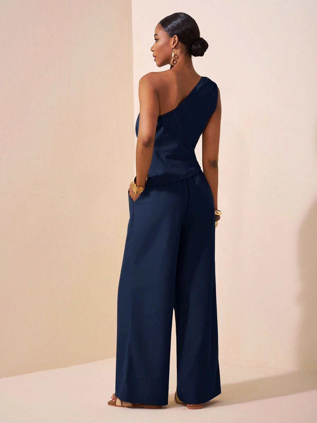 Conjunto feminino de 2 peças Zivah cáqui com top de um ombro só e calça reta