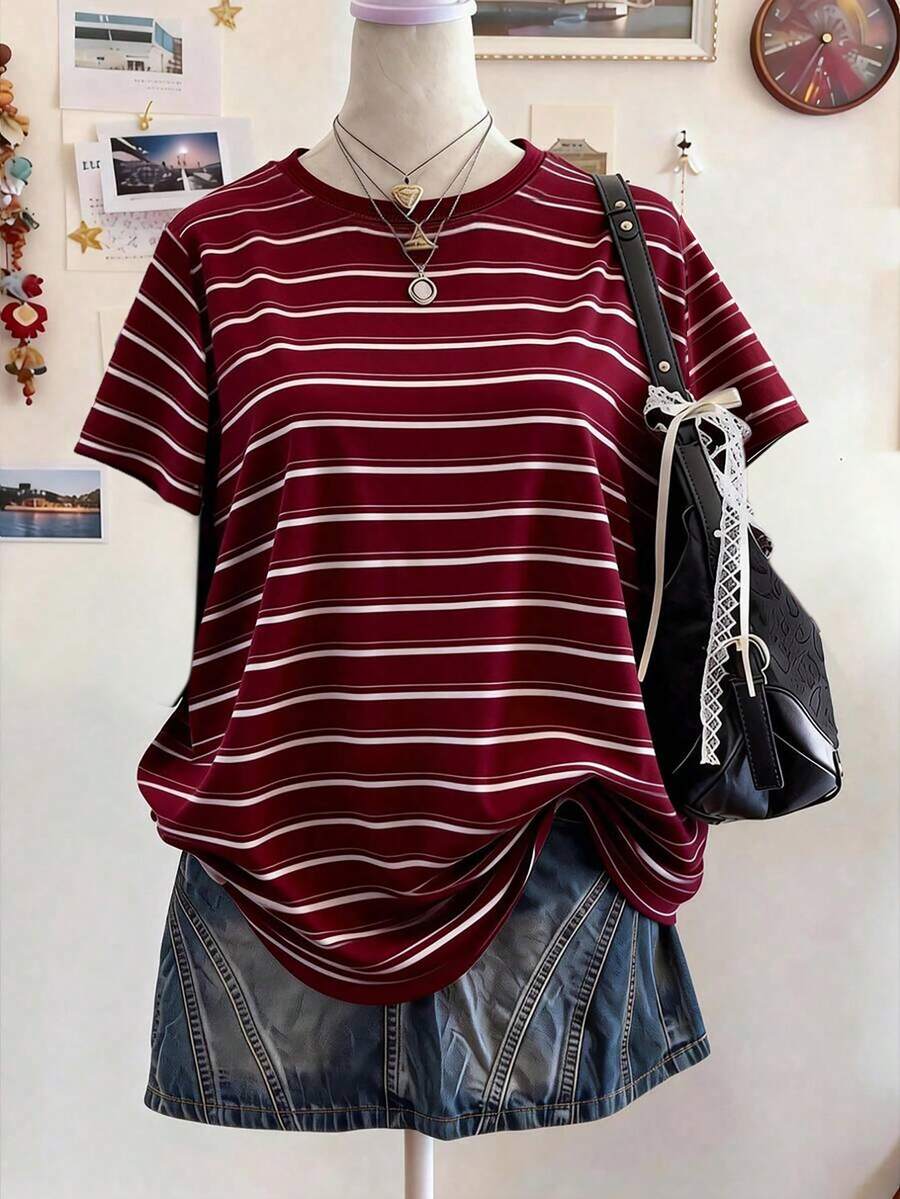 少女数码条纹印花短袖上衣,休闲舒适,适合春夏穿着,时尚百搭,可用于户外活动、野餐、街头摄影、居家、上学、节日庆典等场合,也是馈赠佳品,复古美式风格,少女必备。 - 彩色 - 查看 1