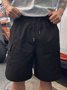 DAZY 男士夏季休閒時尚街頭風日常通勤簡約百搭素色抽繩腰翻蓋口袋工裝短褲 - 黑色 - 查看 5