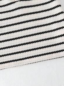 Souflis Souflis 2件組小男孩紋理布料 Polo 衫與長褲套裝，對比滾邊 Polo 領增添層次感，精湛工藝打造，新設計展現極簡時尚，彰顯男孩個性魅力。長褲飾有小 Logo，適合休閒日常穿著與上學，滿足 4-7 歲兒童夏季度假、節日、旅行、放鬆、曬陽光需求 - 黑與白 - 查看 4