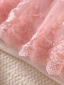 SHEIN 兩件新生女嬰夏季浪漫甜美可愛白色針織坑條吊帶裙，荷葉邊花朵刺繡腰部裝飾蕾絲網紗洋裝，附蝴蝶造型機縫髮帶，適合婚禮、季節性婚禮、一歲拍照及日常戶外穿搭 - 粉色 - 查看 7