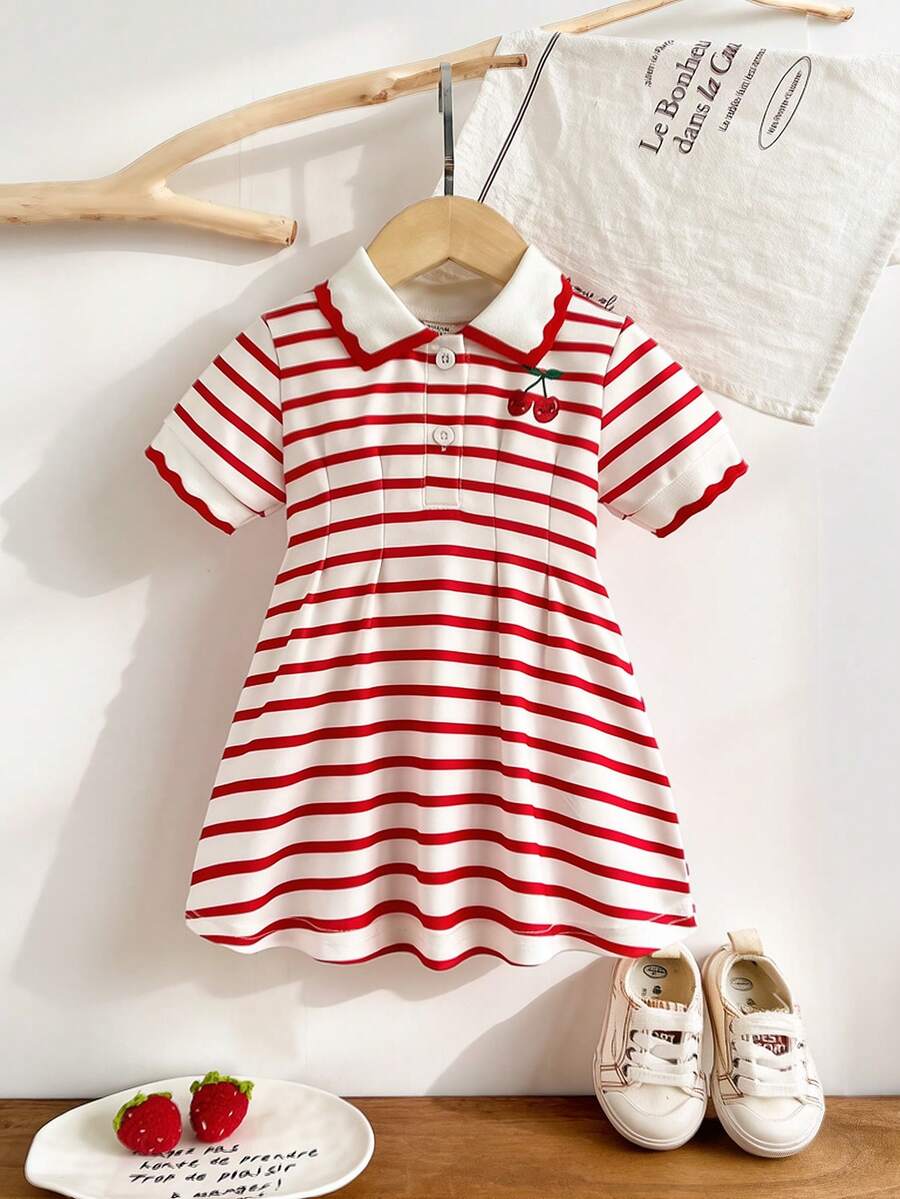 SHEIN Playful Pals 1件女嬰紅色條紋休閒洋裝，羅紋領口與袖口，微笑櫻桃印花，適合休閒穿著、外出、運動、派對
