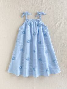 SHEIN Playful Pals 1件少女可愛優雅時尚花卉刺繡藍白格紋無袖A字版型寬鬆洋裝，蝴蝶結肩部設計，柔軟飄逸面料，適合夏季日常出遊、購物、旅行、拍照、生日派對等多種場合 - 藍色 - 查看 2