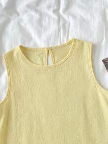 SHEIN 青少年女孩T恤套裝，休閒純色荷葉邊飾刺繡花卉無袖上衣與短褲2件組，夏季度假日常基本穿搭 - 黃色 - 查看 4