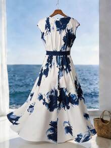 GlowEve CURVE Damen Große Größen Urlaubs Blau Digital Muster V-Ausschnitt Kurzarm Geraffter Bindegürtel A-Linie Midi Kleid, elegant schlankend, Frühling/Sommer - Blau - Übersicht 2
