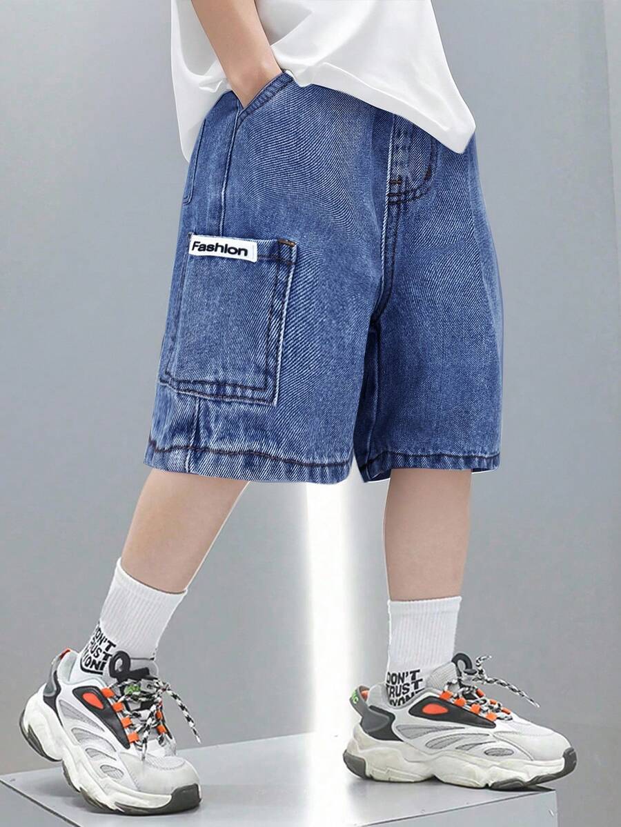 SHEIN Pantalones cortos vaqueros azules holgados y sueltos con parches y bolsillos laterales, estilo retro casual para niños, ropa de primavera y verano para el descanso de primavera - Azul lavado oscuro - Ver 1