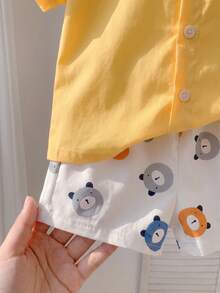 SHEIN Bộ 2 món cho bé trai và trẻ chập chững họa tiết gấu vui nhộn, áo ngắn tay mở trước và quần short, màu vàng pastel, phong cách thường ngày mùa hè đi dạo phố - Nhiều màu - Xem 4