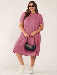 SHEIN BASICS 大尺碼女款素色圓領短袖休閒寬鬆洋裝 - 紅木色 - 查看 4