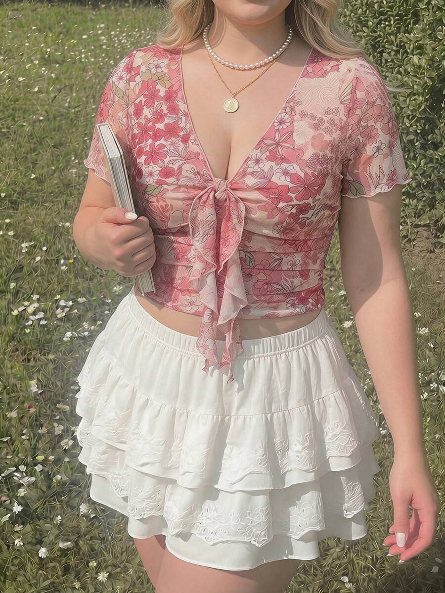 SHEIN MOD 大尺碼粉色花卉印花T恤，帶荷葉邊肩帶與前胸扭結設計，適合夏季穿著，可作為外穿上衣、大尺碼上衣或性感上衣，女款上衣、襯衫上衣、波西米亞風女裝上衣、夏季上衣、度假女裝、波西米亞風時尚 - 粉色 - 查看 1