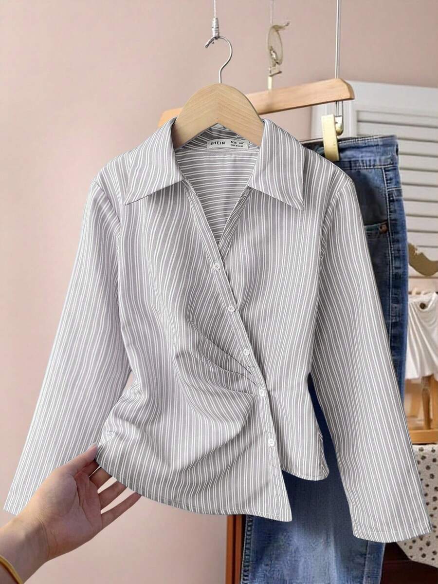 SHEIN 少女版寬鬆休閒簡約舒適日常校園優雅修身梭織卡其色與白色條紋襯衫,領口設計、前襟鈕扣、不對稱下擺與抽褶細節,返校穿搭 - 卡其色 - 查看 1