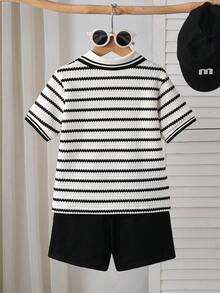 Souflis Souflis 2件組小男孩紋理布料 Polo 衫與長褲套裝，對比滾邊 Polo 領增添層次感，精湛工藝打造，新設計展現極簡時尚，彰顯男孩個性魅力。長褲飾有小 Logo，適合休閒日常穿著與上學，滿足 4-7 歲兒童夏季度假、節日、旅行、放鬆、曬陽光需求 - 黑與白 - 查看 2
