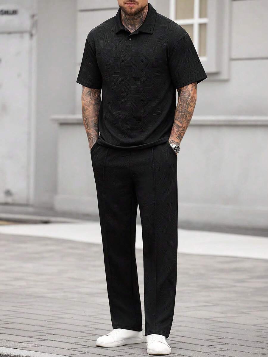Manfinity CasualCool 男士成熟休闲INS热销Polo衫和斜插口袋长裤套装，适合日常穿着和聚会。男士夏季运动套装，男士黑色套装，男士黑色两件套，男士衬衫套装，男士两件套正装长裤，适合周末旅行、户外活动、探险旅行、轻松的工作环境或半正式场合，男友/丈夫礼物，周年纪念/生日礼物，派对、夏季假期、新年、婚礼、情人节，黑色针织纹理面料，短袖Polo衫和长裤套装 - 黑色 - 查看 1