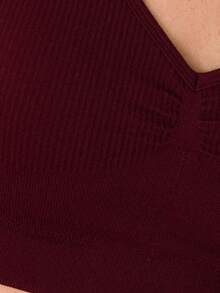 Nöista Parte de un conjunto, top deportivo sin costuras en color burdeos, estructura de canalé, detalle de fruncido en la parte delantera. Ropa deportiva, yoga, gimnasio, entrenamiento, barre, pilates. - Burdeos - Ver 5