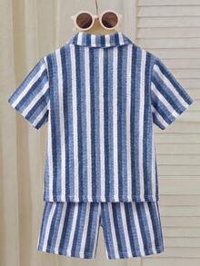 SHEIN Streecool Kids 3件組小男孩針織紋理直條紋短袖上衣與休閒短褲套裝，混紡面料，親膚透氣。上衣採用多色直條紋設計，配有小領口與短袖；短褲配有彈性腰帶。休閒度假風，適合日常穿著、幼兒園、海邊旅行等。可整套穿著或分開搭配，打造陽光活力兒童造型，時尚開學套裝。 - 藍色 - 查看 2