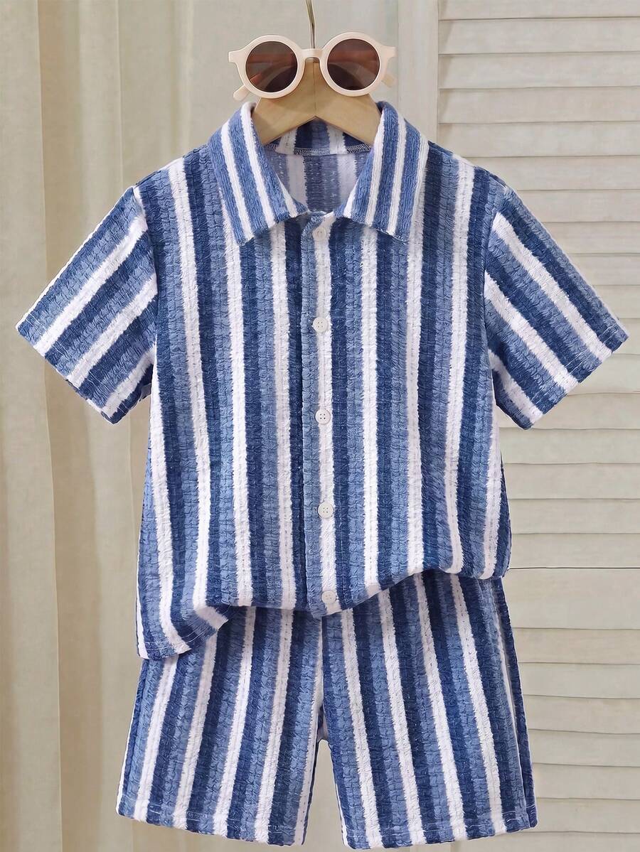SHEIN Streecool Kids 3件組小男孩針織紋理直條紋短袖上衣與休閒短褲套裝,混紡面料,親膚透氣。上衣採用多色直條紋設計,配有小領口與短袖;短褲配有彈性腰帶。休閒度假風,適合日常穿著、幼兒園、海邊旅行等。可整套穿著或分開搭配,打造陽光活力兒童造型,時尚開學套裝。 - 藍色 - 查看 1