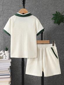 SHEIN 2件組小男孩紋理布料POLO領上衣與長褲，對比色POLO領打造層次感，精湛工藝，新設計簡約時尚，展現男孩個性魅力，適合日常休閒與校園穿著，滿足4-7歲兒童夏季度假、假期、旅行、放鬆、曬太陽的穿衣需求 - 綠色 - 查看 2