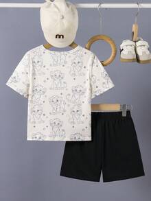 SHEIN 2件組幼童小男孩夏季套裝，白色圓領短袖T恤配可愛張口獅子印花，綠色運動短褲配個性化口號與獅子頭圖案，可愛卡通張口獅子設計，適合休閒穿著、上學、度假、節日、旅行、放鬆、曬太陽 - 白色 - 查看 2