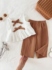 SHEIN Set de 2 piezas de camiseta de tirantes y pantalones de cintura elástica con decoración de lazo, estilo casual y dulce para bebé niña en verano - Marrón - Ver 1