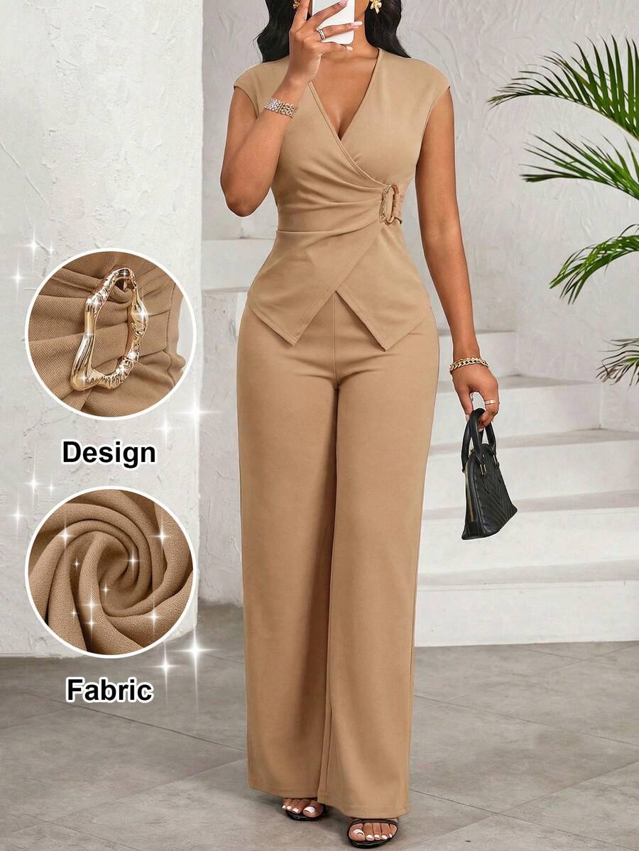 SHEIN Lady Conjunto elegante de duas peças feminino em cor sólida com blusa plissada drapeada de decote em V e calça pantalona. Conjunto de calça pantalona. Conjunto feminino elegante. Conjunto feminino elegante de duas peças com blusa sem mangas e calça. - Caqui - Ver 1