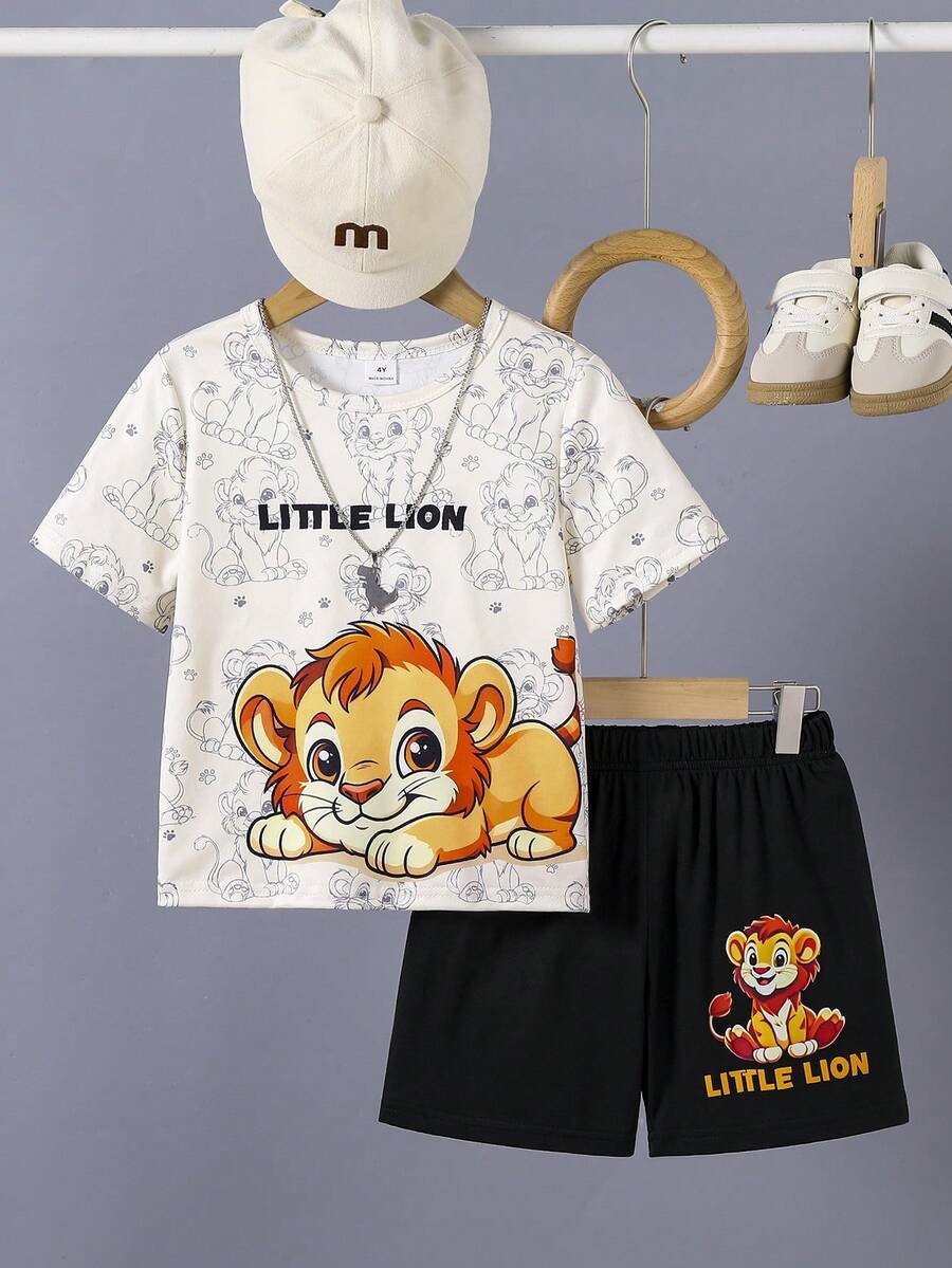 SHEIN 2件組幼童小男孩夏季套裝,白色圓領短袖T恤配可愛張口獅子印花,綠色運動短褲配個性化口號與獅子頭圖案,可愛卡通張口獅子設計,適合休閒穿著、上學、度假、節日、旅行、放鬆、曬太陽 - 白色 - 查看 1