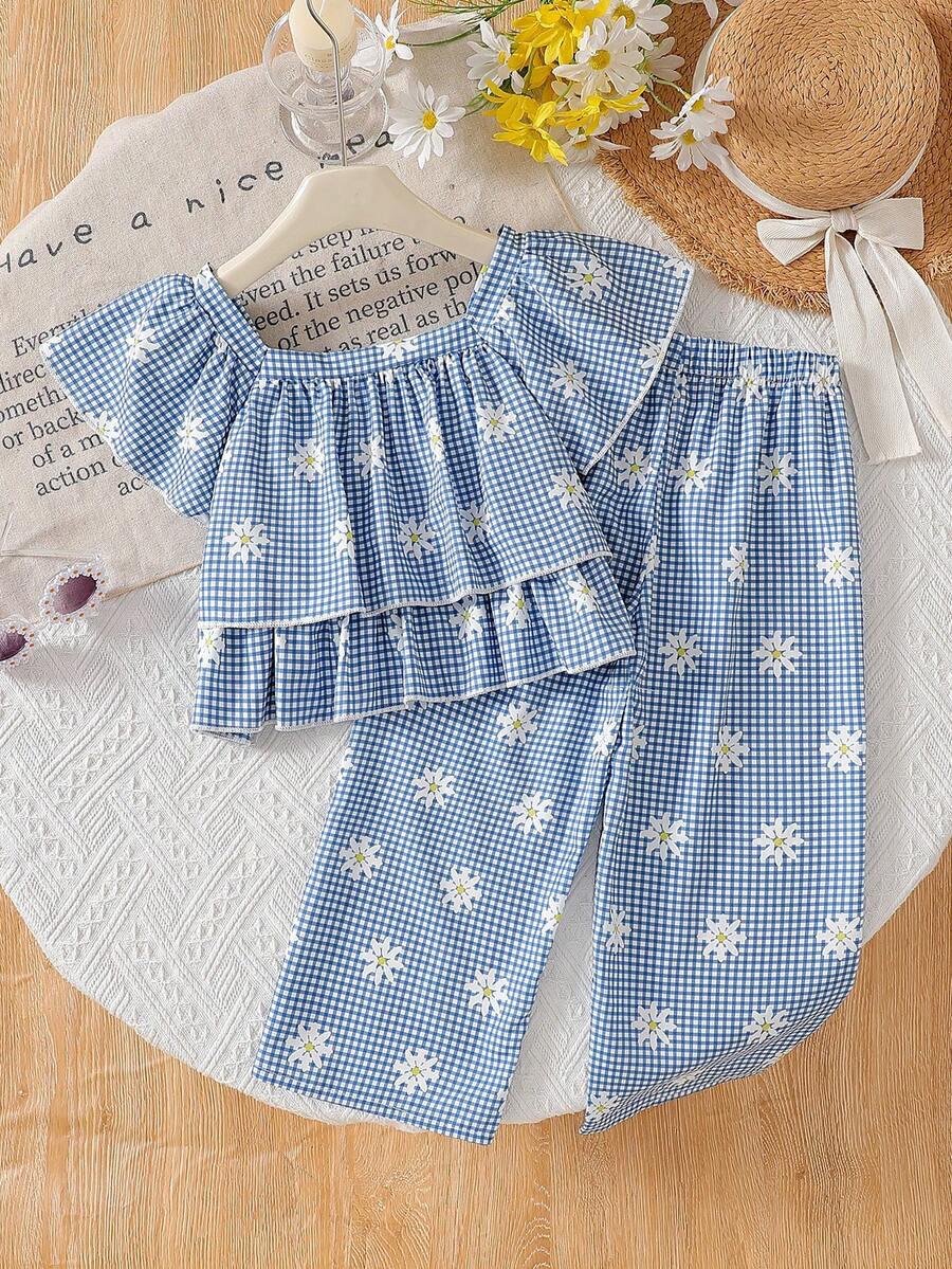 SHEIN Vintaside Kids 幼女雛菊印花格紋2件套套裝,可愛藍色格紋荷葉邊露肩上衣 & 寬鬆長褲套組,夏季休閒透氣兩件式女嬰服裝 1-6歲 - 藍色 - 查看 1