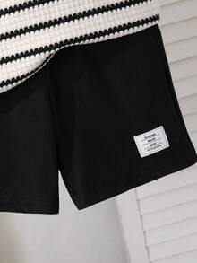 Souflis Souflis 2件組小男孩紋理布料 Polo 衫與長褲套裝，對比滾邊 Polo 領增添層次感，精湛工藝打造，新設計展現極簡時尚，彰顯男孩個性魅力。長褲飾有小 Logo，適合休閒日常穿著與上學，滿足 4-7 歲兒童夏季度假、節日、旅行、放鬆、曬陽光需求 - 黑與白 - 查看 7