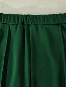 GlowEve CURVE Setelan 2 Potong Kasual Sehari-hari untuk Wanita Ukuran Plus dengan Atasan Lengan Pendek Leher Bulat dan Celana Panjang Motif Blok Warna - Hijau - View 6