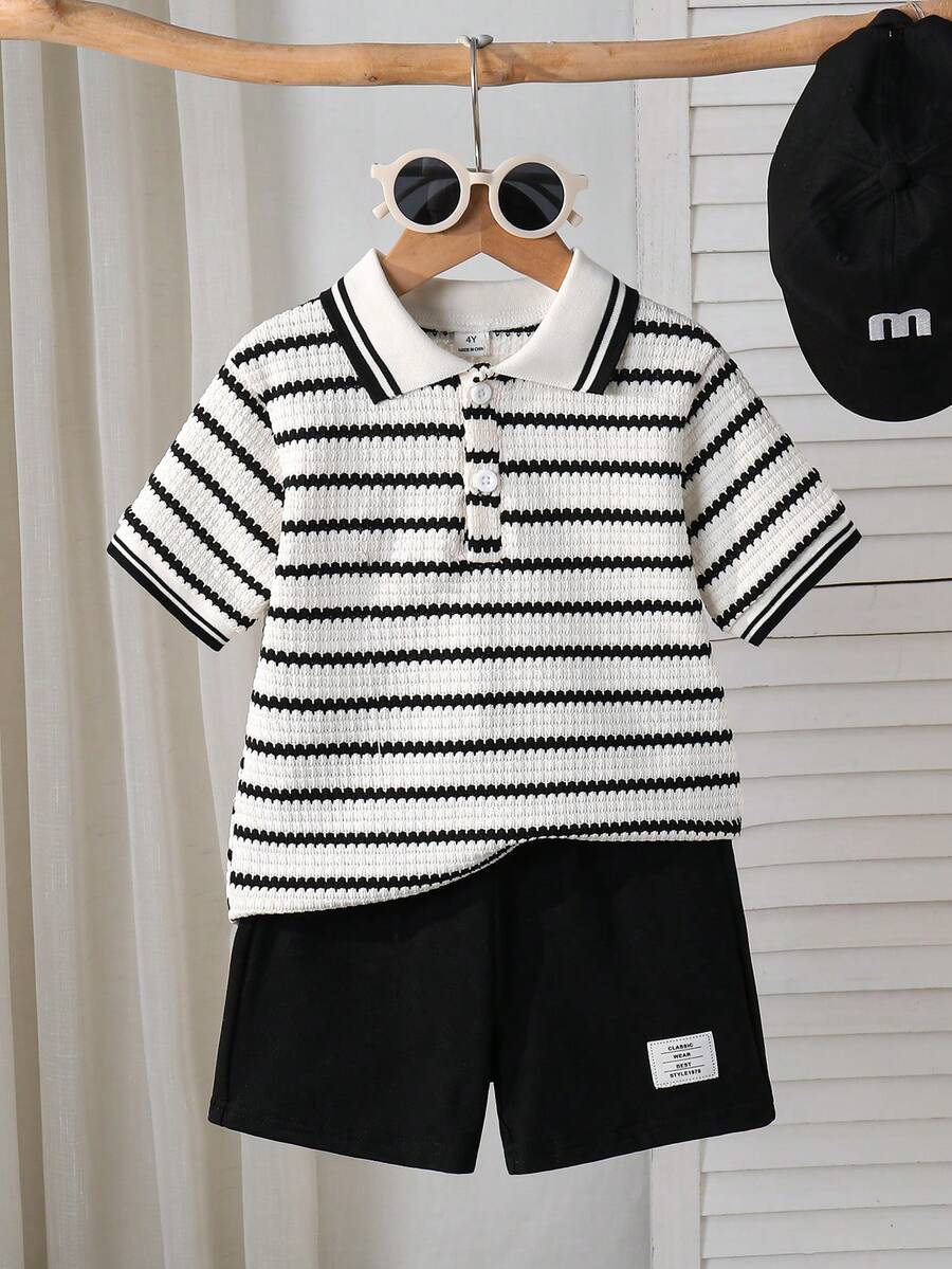Souflis Souflis 2件組小男孩紋理布料 Polo 衫與長褲套裝,對比滾邊 Polo 領增添層次感,精湛工藝打造,新設計展現極簡時尚,彰顯男孩個性魅力。長褲飾有小 Logo,適合休閒日常穿著與上學,滿足 4-7 歲兒童夏季度假、節日、旅行、放鬆、曬陽光需求 - 黑與白 - 查看 1