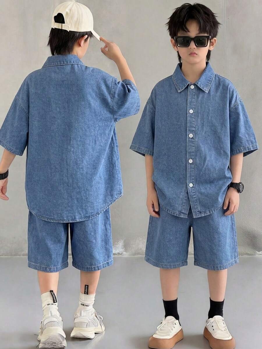 SHEIN Little Byeori 两件套青少年男童时尚返校街头风混搭百搭设计 Y2K 复古酷炫街头蓝色牛仔宽松舒适简约短袖衬衫和宽松舒适牛仔短裤套装,适合青少年男童日常穿着,也适合春夏派对、节日和街头服饰。 - 藍色 - 查看 1
