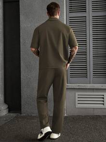 Manfinity CasualCool 男士拉链前袋短袖衬衫和拉链下摆开衩裤套装 - 軍綠色 - 查看 2