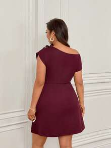 Femmeverse Vestido corto de mujer talla grande de unicolor con decoración floral y diseño de hombros fruncidos - Burdeos - Ver 2