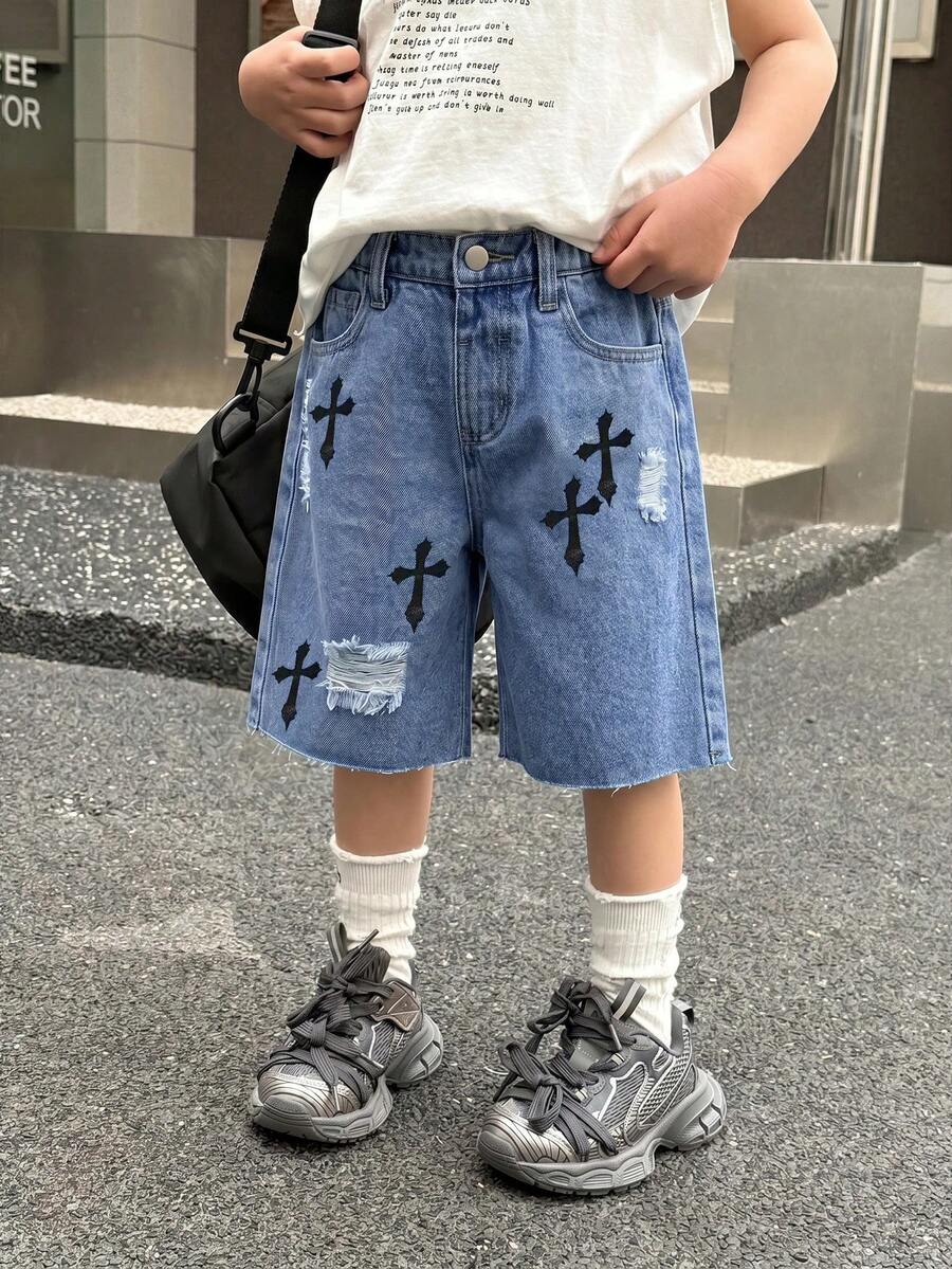 SHEIN 小男孩新款時尚十字圖案印花破洞磨邊寬鬆寬腿藍色牛仔百慕達短褲,適合兒童春夏日常穿著 - 中等水洗藍 - 查看 1