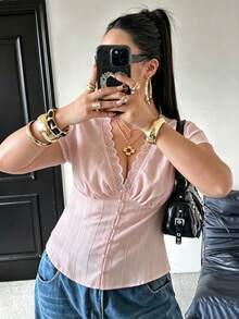 POPSWAY 春夏季度假風優雅法式甜美可愛鏤空紋理面料對比蕾絲飾邊澎澎短袖收腰V領傘擺女上衣 - 粉色 - 查看 6