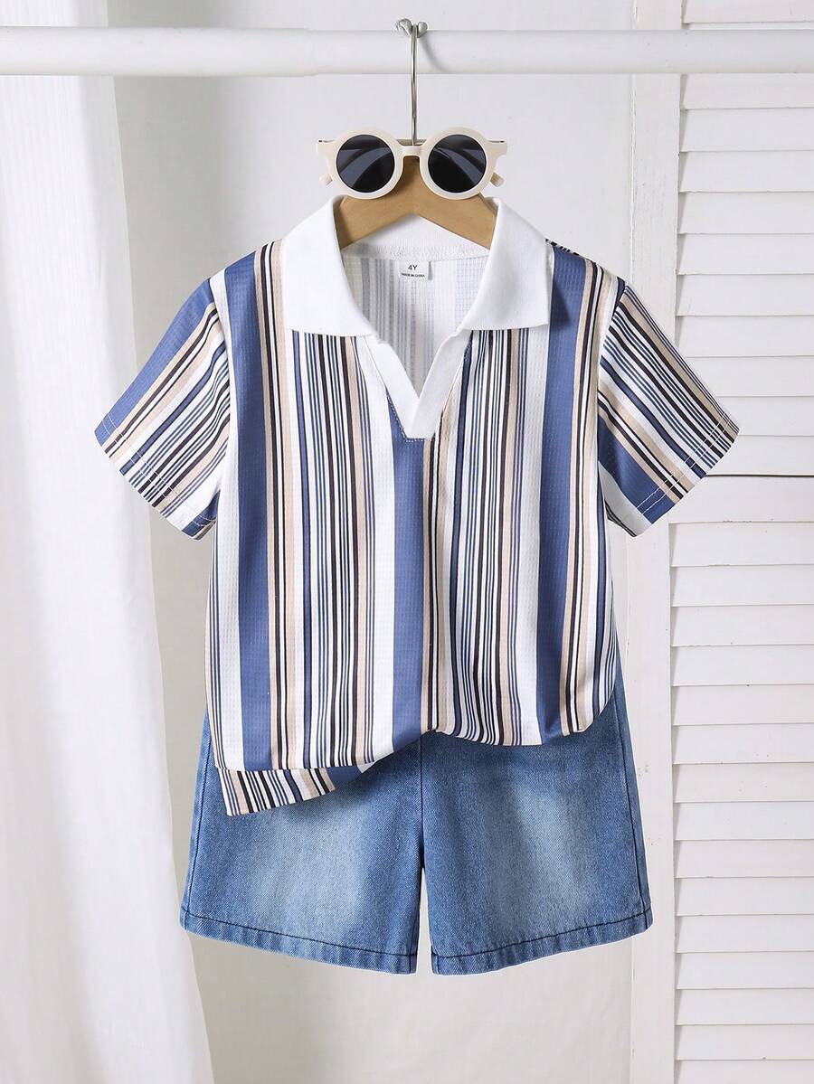 SHEIN 2件裝小男孩夏季復古條紋紋理短袖 Polo 衫 + 休閒牛仔短褲套裝，適合夏季穿著，適合日常散步、幼兒園、家庭出遊，在保有童趣魅力的同時展現適度的成熟感 - 淺色水洗藍 - 查看 1