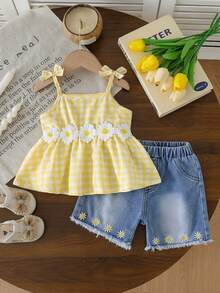 SHEIN Vintaside Kids 2件組 幼女可愛夏季度假藍黃格紋雛菊裝飾無袖短版上衣與毛邊牛仔短褲 寬鬆舒適版型 - 黃色 - 查看 3