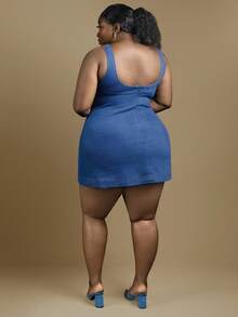 CurvyTilda 大尺碼女款圓領露背休閒無袖牛仔洋裝，適合沙漏型身材 - 中等水洗藍 - 查看 2