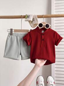 SHEIN Playful Pals 2 piezas Conjunto completo de camiseta de manga corta con cuello alto elegante y minimalista y pantalones de color contrastante para niño bebé, adecuado para ropa de verano para niños pequeños - Multicolor - Ver 3