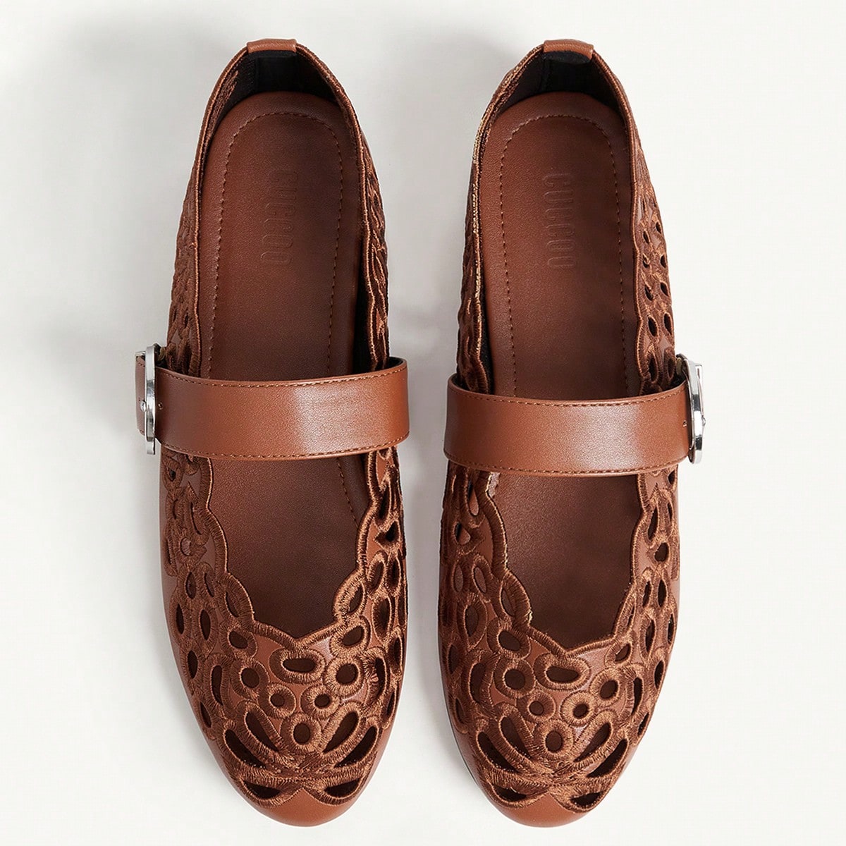 Zapatos planos cómodos de mujer con bordado hueco y hebilla