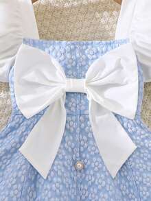 SHEIN Elladie kids 女童（小号）春夏新款甜美简约连衣裙，正面饰有白色3D蝴蝶结，浅蓝色提花花卉面料，白色泡泡袖，收腰设计，白色珍珠纽扣，适合年轻女孩，韩式简约风格，优雅休闲时尚可爱，适合日常穿着、上学、外出、度假、派对等场合。 - 藍色 - 查看 5