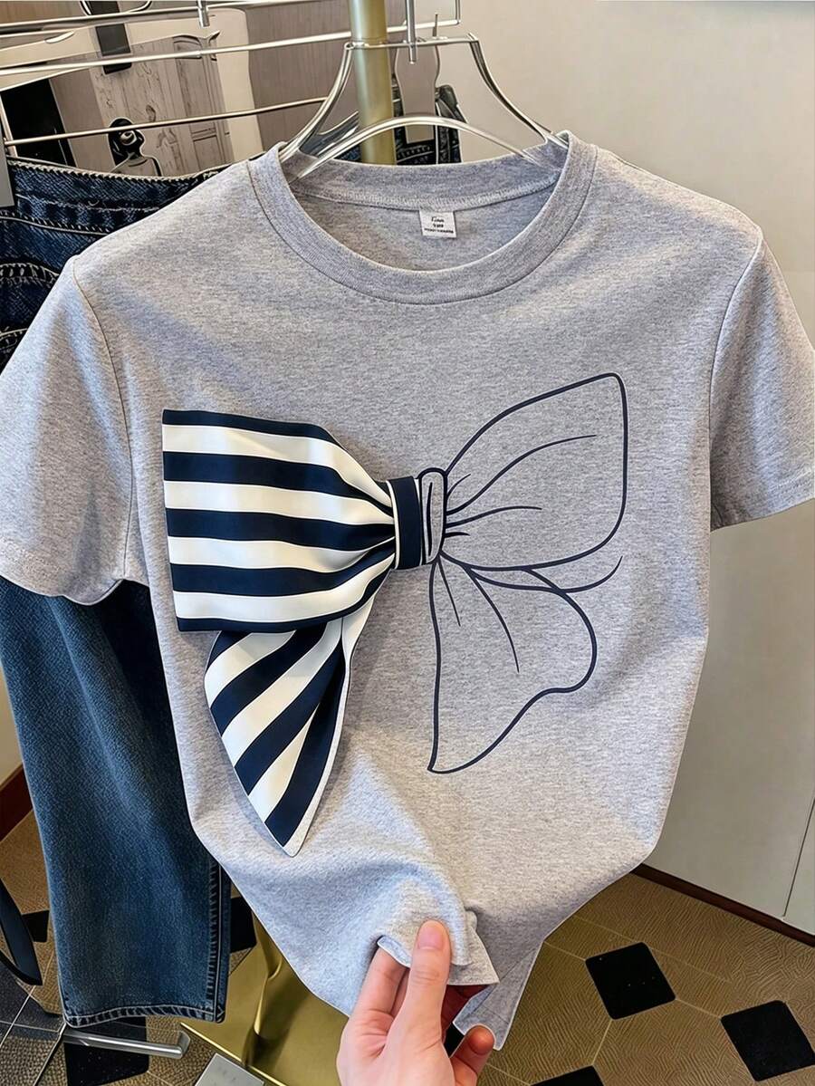 SHEIN 1件青少年女孩夏季休閒時尚百搭日常珍珠裝飾蝴蝶結圖案白色短袖圓領T恤 - 灰色 - 查看 1