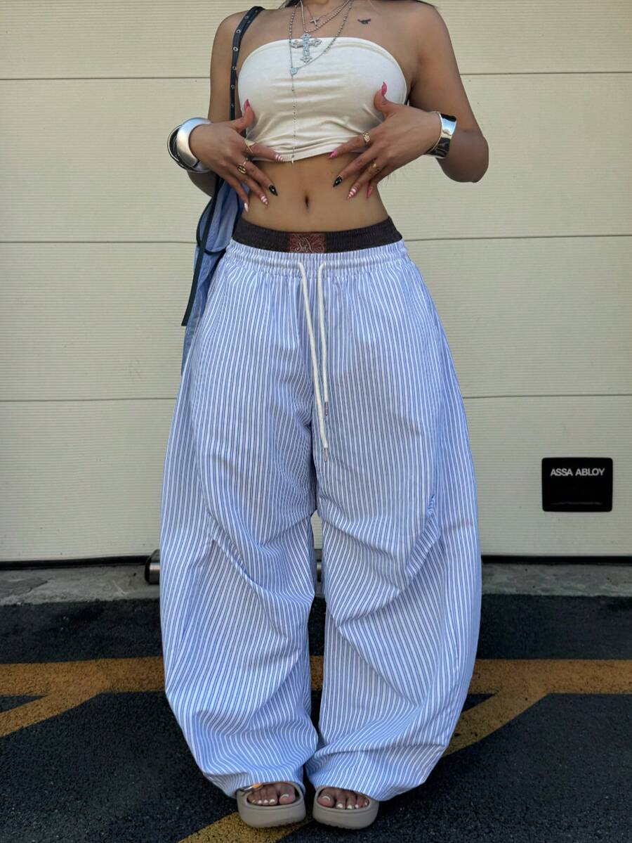 Coolane 男女夏季节日情侣同款复古运动装刺绣图案格子 Corta Vento 纹理宽松降落伞弯刀裤 - 藍色 - 查看 1