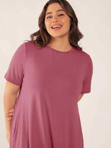 SHEIN BASICS 大尺碼女款素色圓領短袖休閒寬鬆洋裝 - 紅木色 - 查看 3