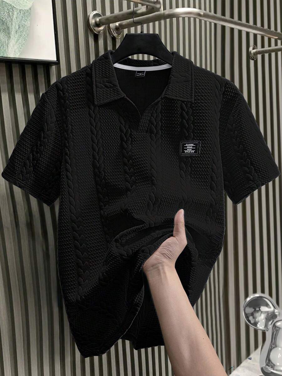 Manfinity Homme Áo polo nam cổ chữ V, chất liệu vải có họa tiết và thiết kế thêu, thời trang và đa năng, thoải mái khi mặc hàng ngày, món quà lý tưởng cho bạn trai hoặc chồng. - màu đen - Xem 1
