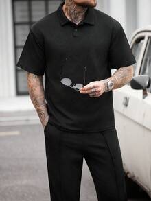 Manfinity CasualCool 男士成熟休闲INS热销Polo衫和斜插口袋长裤套装，适合日常穿着和聚会。男士夏季运动套装，男士黑色套装，男士黑色两件套，男士衬衫套装，男士两件套正装长裤，适合周末旅行、户外活动、探险旅行、轻松的工作环境或半正式场合，男友/丈夫礼物，周年纪念/生日礼物，派对、夏季假期、新年、婚礼、情人节，黑色针织纹理面料，短袖Polo衫和长裤套装 - 黑色 - 查看 4