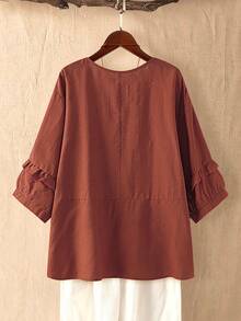SHEIN LUNE CURVE 大尺碼女款春夏季圓領荷葉邊飾休閒七分袖襯衫，寬鬆舒適天然亞麻感柔軟面料，木鈕扣裝飾，百搭西式鄉村度假風上衣 - 紅木色 - 查看 2