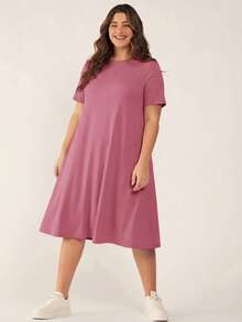 SHEIN BASICS 大尺碼女款素色圓領短袖休閒寬鬆洋裝 - 紅木色 - 查看 1