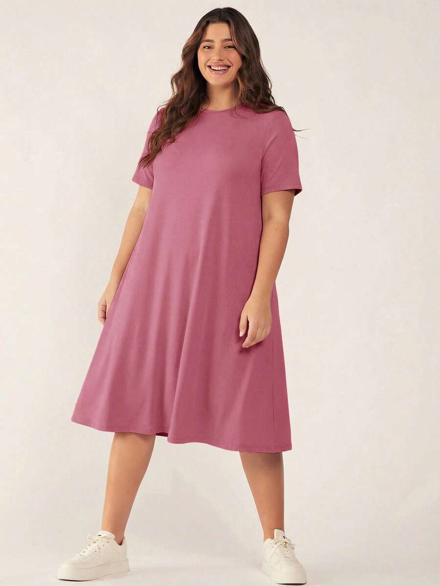 SHEIN BASICS 大尺碼女款素色圓領短袖休閒寬鬆洋裝 - 紅木色 - 查看 1