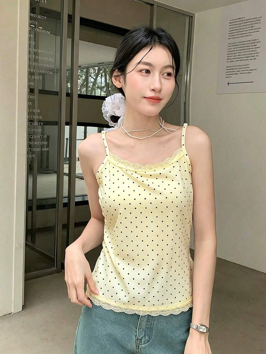 K-Vae 女款白色波點蕾絲飾邊細肩帶上衣,甜美可愛修身夏季襯衫,柔軟針織,韓系休閒百搭,街頭風,必備層搭單品 - 鵝黃色 - 查看 1