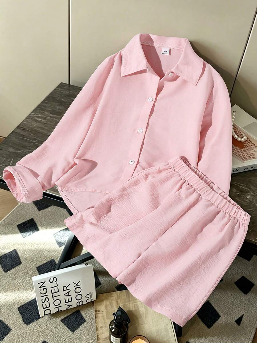 SHEIN 2件組女孩粉色襯衫套裝,柔和清透淡粉色調,少女感十足,經典翻領+單排扣襯衫剪裁。帶有隨性慵懶風,短褲腰部設計優化腰線,可作為居家服或休閒外穿服,適用於學校、購物、度假及居家等多種場景 - 粉色 - 查看 1