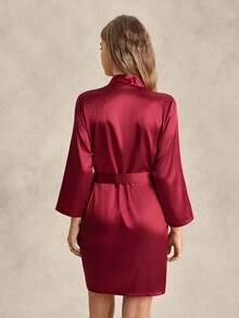 EverLounge Bata de satén con cinturón, cuello y puños de contraste, para descansar con estilo - Burdeos - Ver 2
